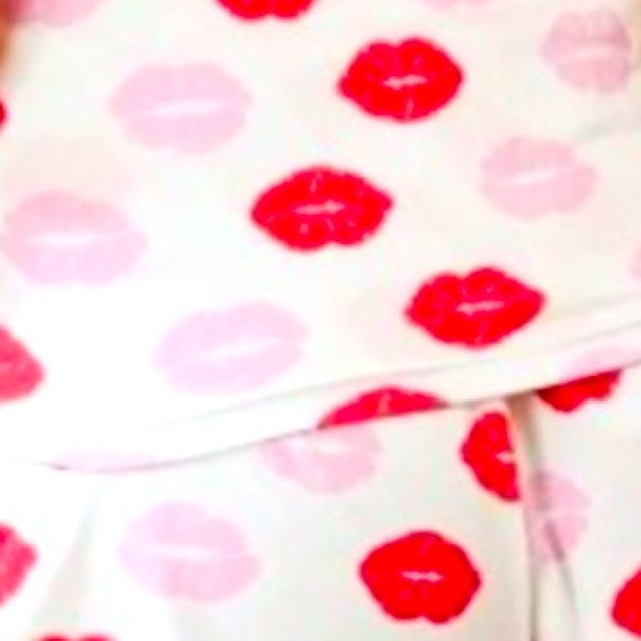 All Over Lips 👄 Crop Cami Top & Ruflle Trim Shorts Pajama Set Sooo Soft - Picture 8 of 9